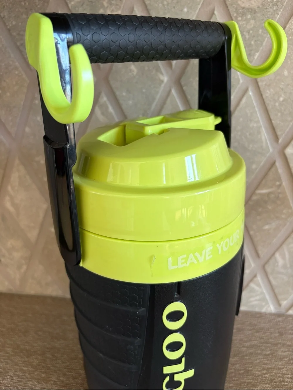 Igloo Proformance 1/2 Gallon Sport Jug With Hooks Black & Yellow 2 Quarts NEW